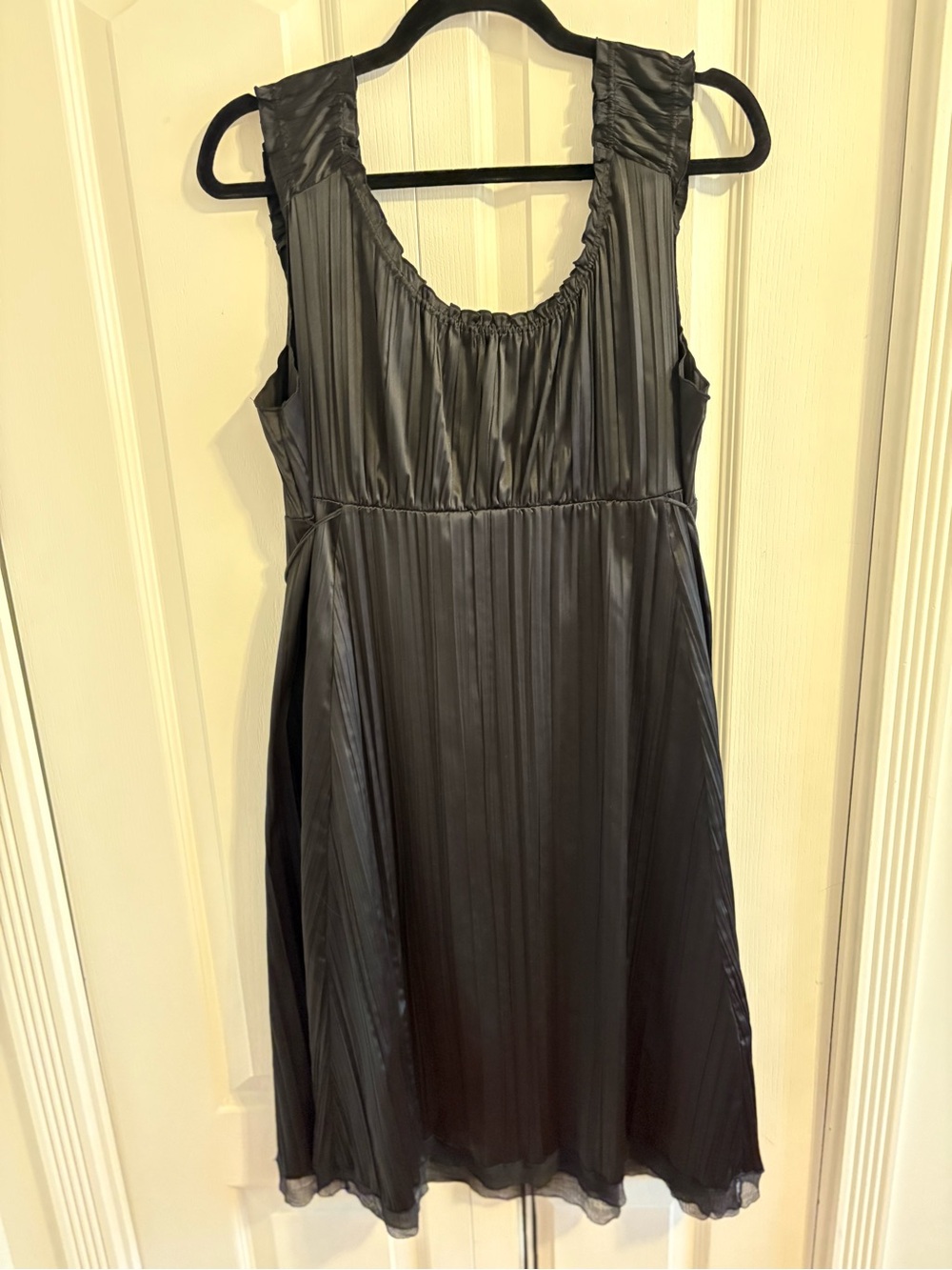 Vintage Black Pleated Sleeveless Satin-Look Dress